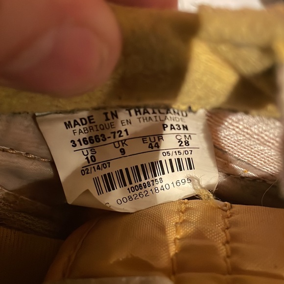 1st NIKE SNEAKER EVER ..lol size 10 -worn 3/4 times. Quick vacuum and clean 🧼 - Picture 4 of 5